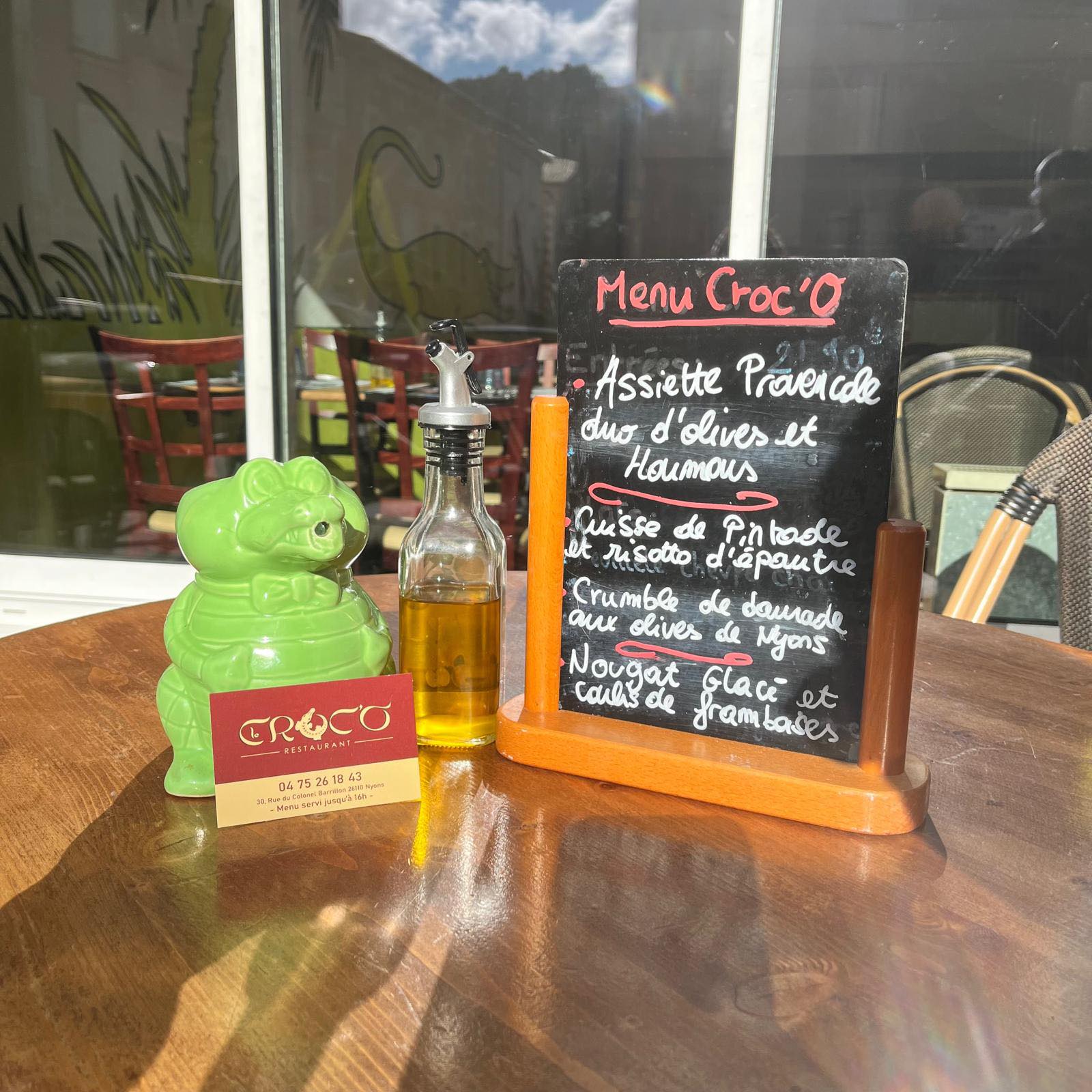 Ambiance du restaurant Le Croc'O, table dressee avec produits frais