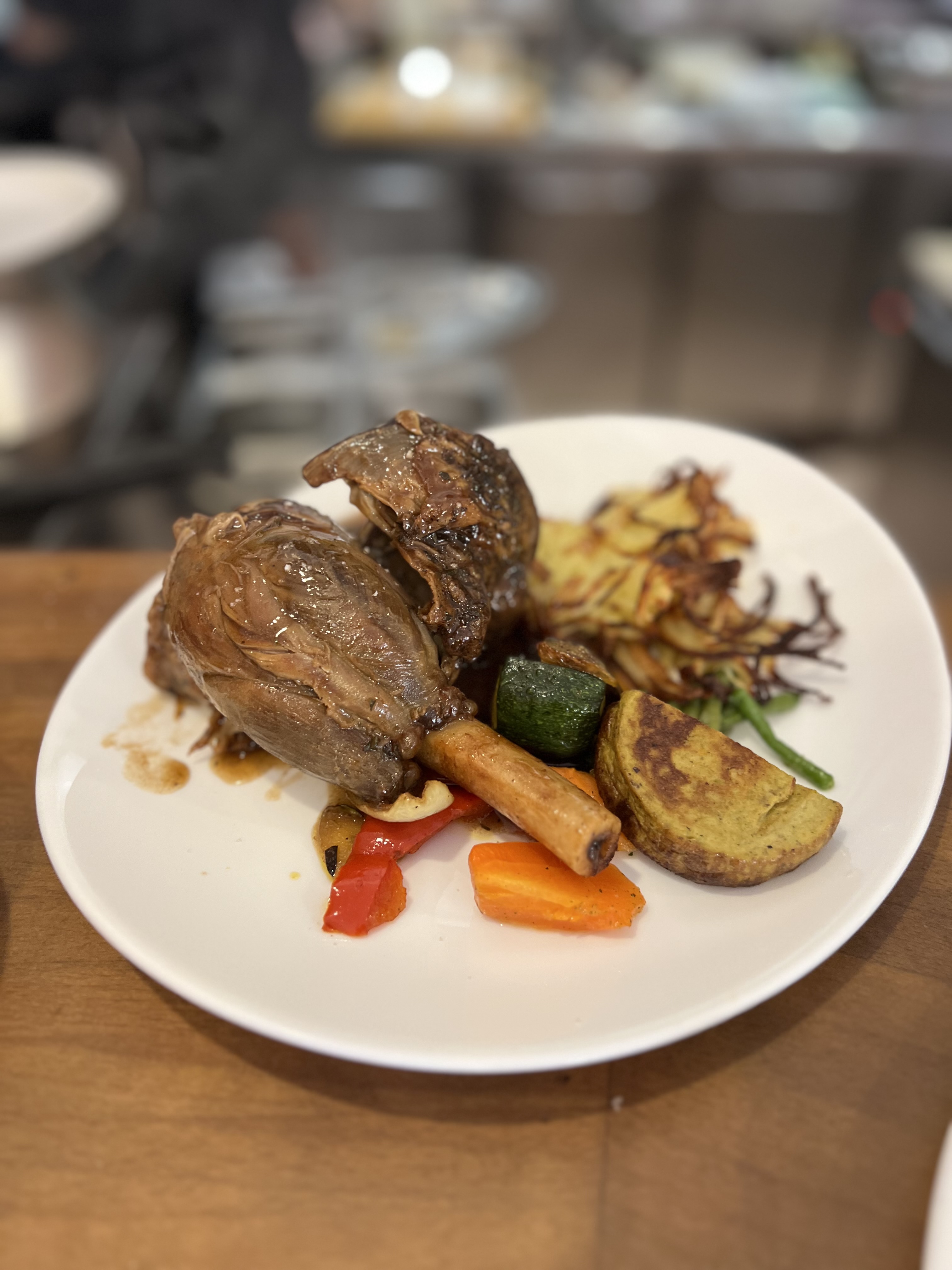 Souris d'agneau et légumes de saison, cuisine ouverte du Croc'O