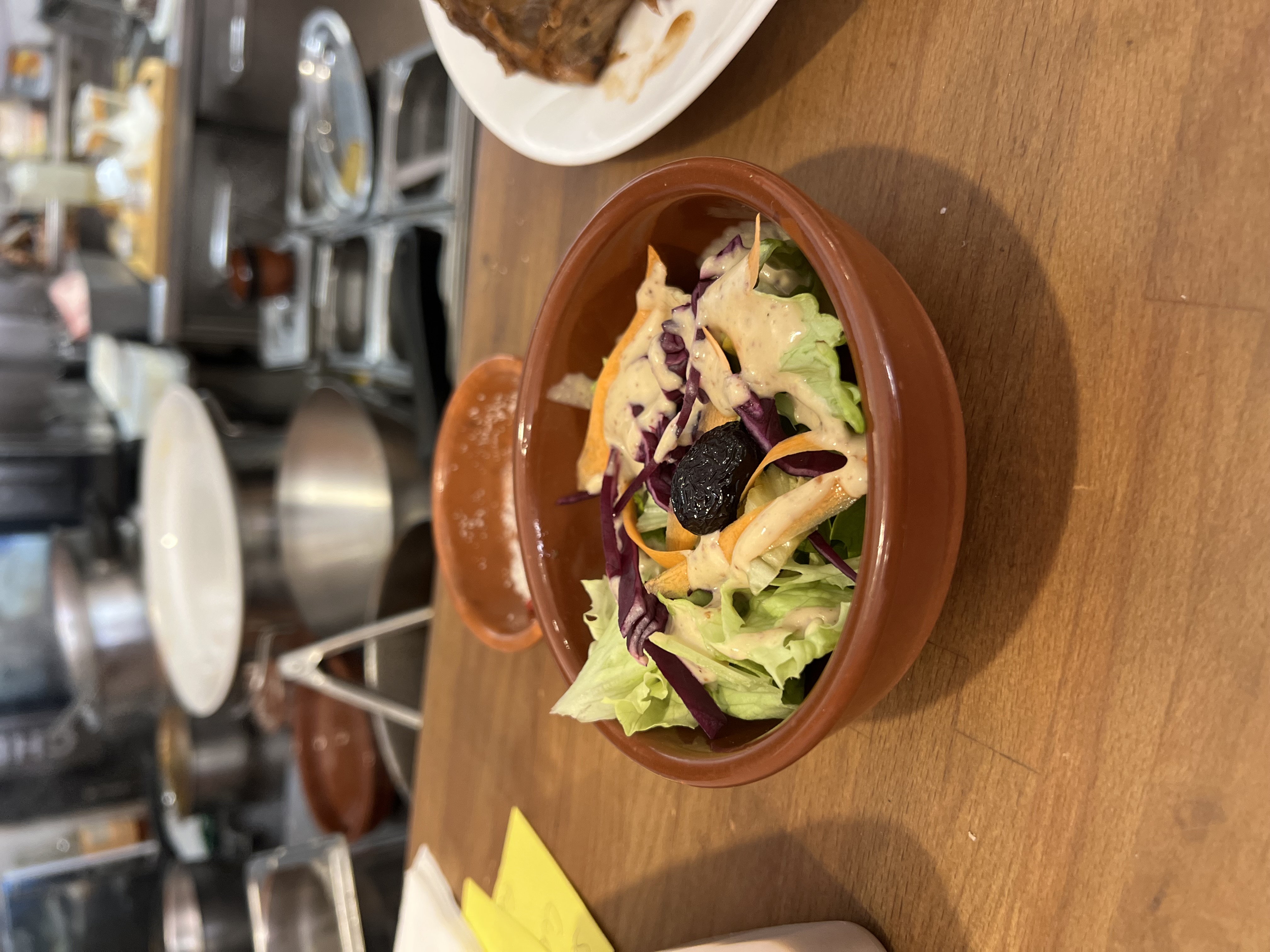 Salade fraîche servie en tajine terre cuite