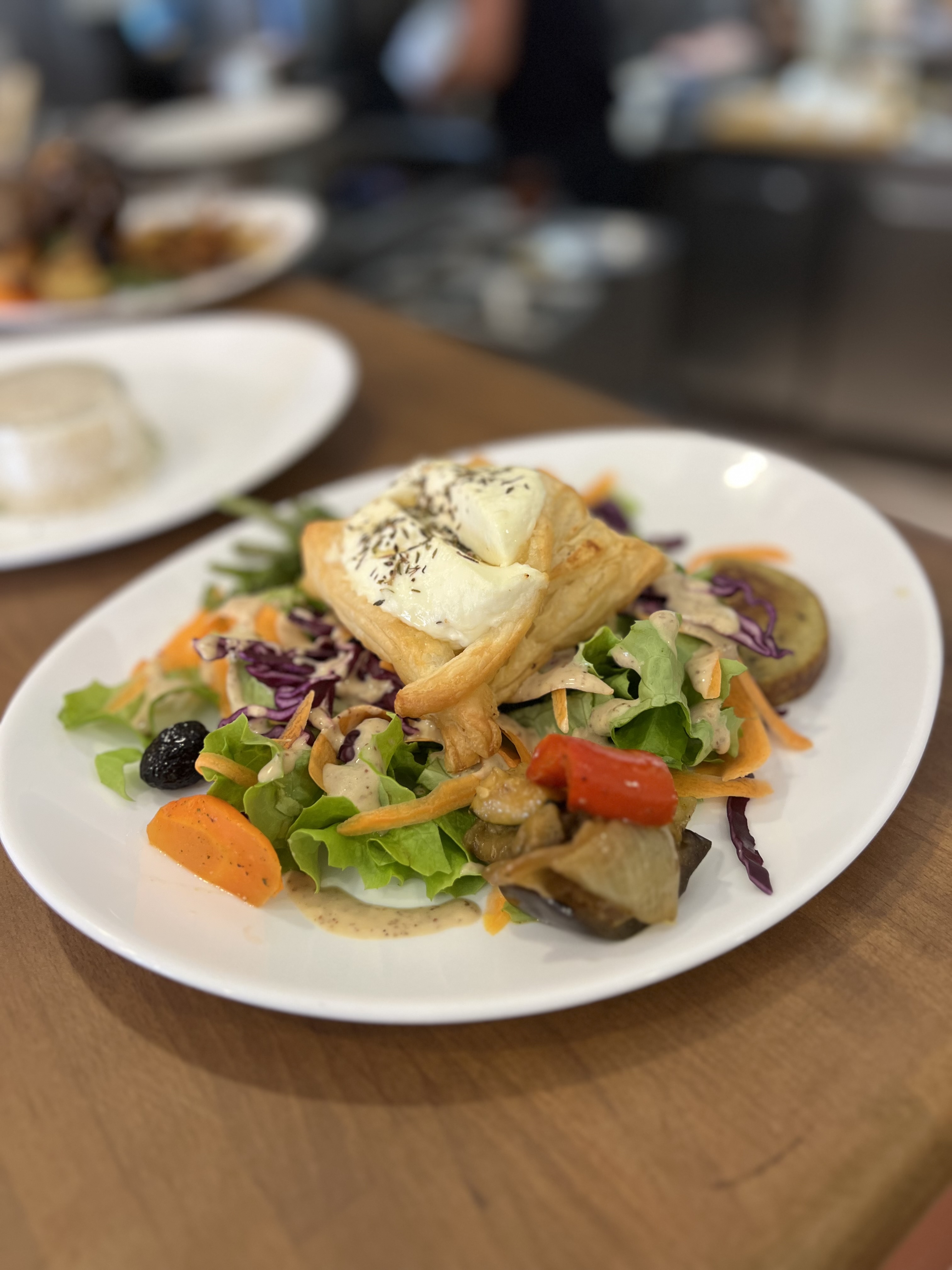 Feuilleté au chèvre chaud et salade composée