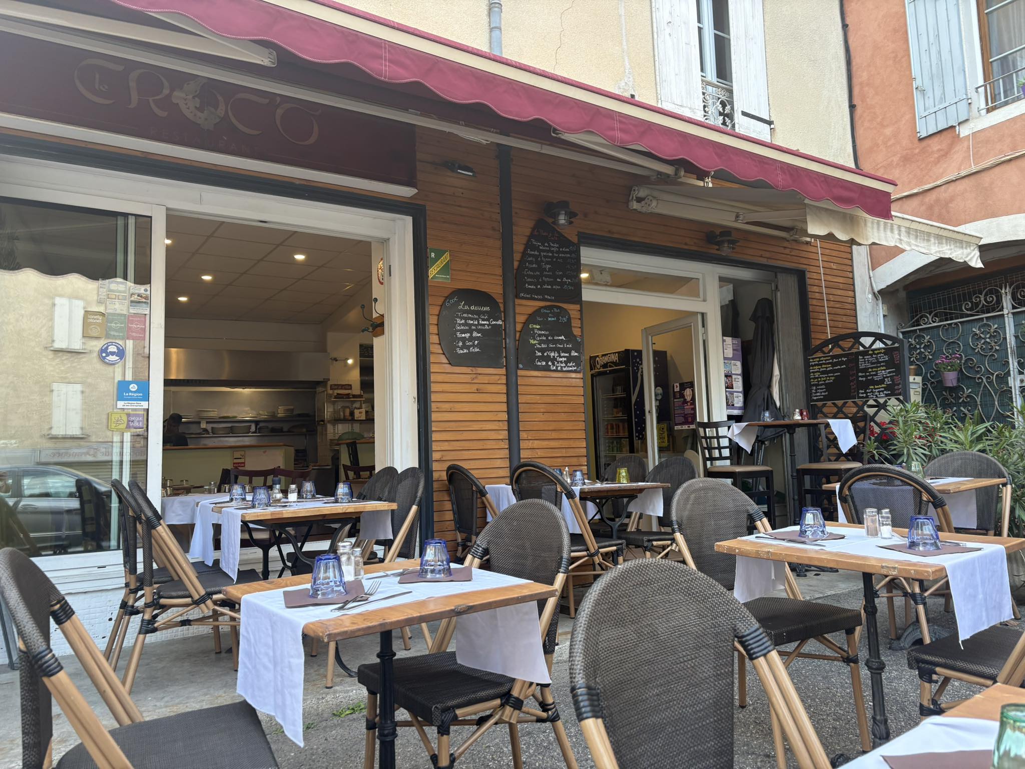 Terrasse du Croc'O avec tables dressées